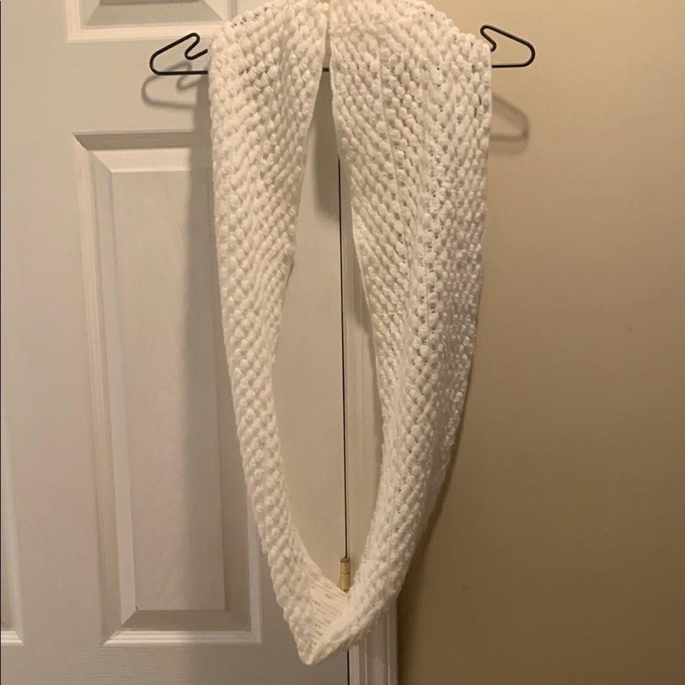 New York & Company White Cable-Knit Scarf/Wrap